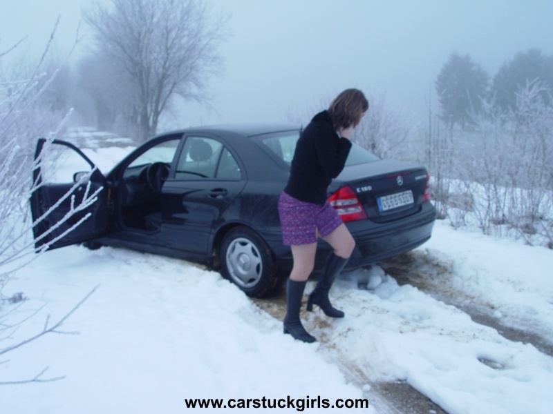 Тетка застряла. Авто девушка застряла в снегу. Женщина толкает машину снег. Девушка застряла на машине. Девушки толкают машину зимой.