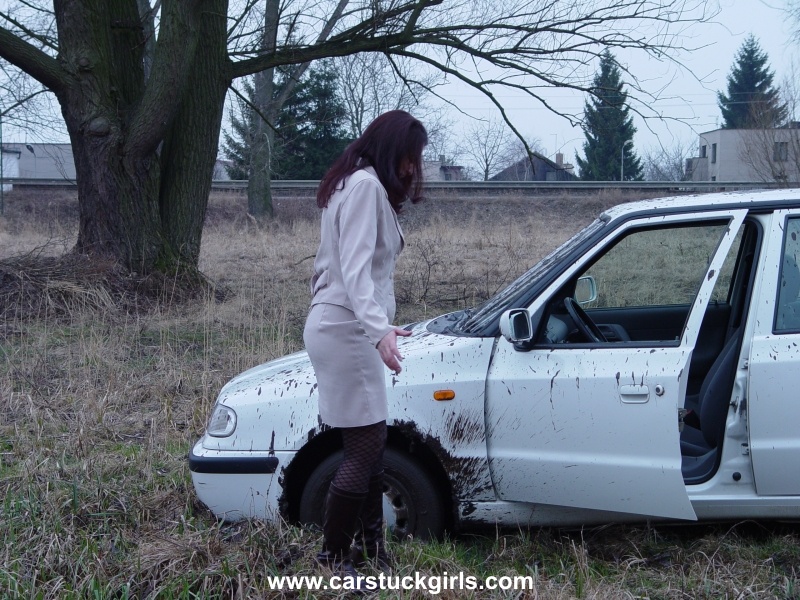Женщина застряла в машинке. Девушка застряла на машине. Девушки толкают машину в грязи. Девушки застряли на машине в грязи. Девушка застряла в лесу.